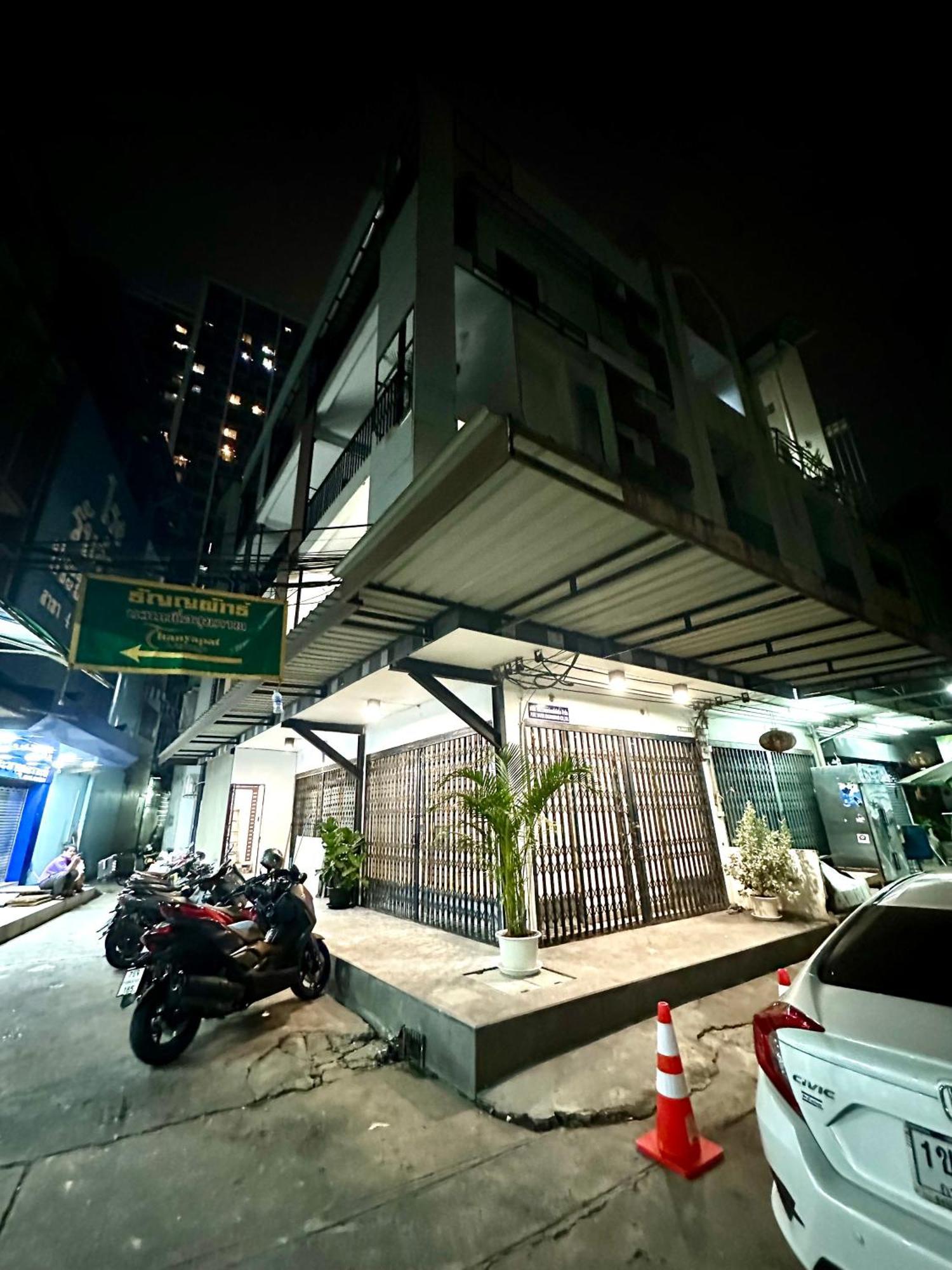 The White Den Chatuchak Bangkok Exterior foto